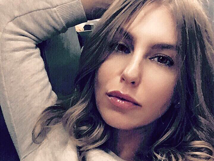 Corina Bud, fotografiată goală complet în public. S-a văzut tot