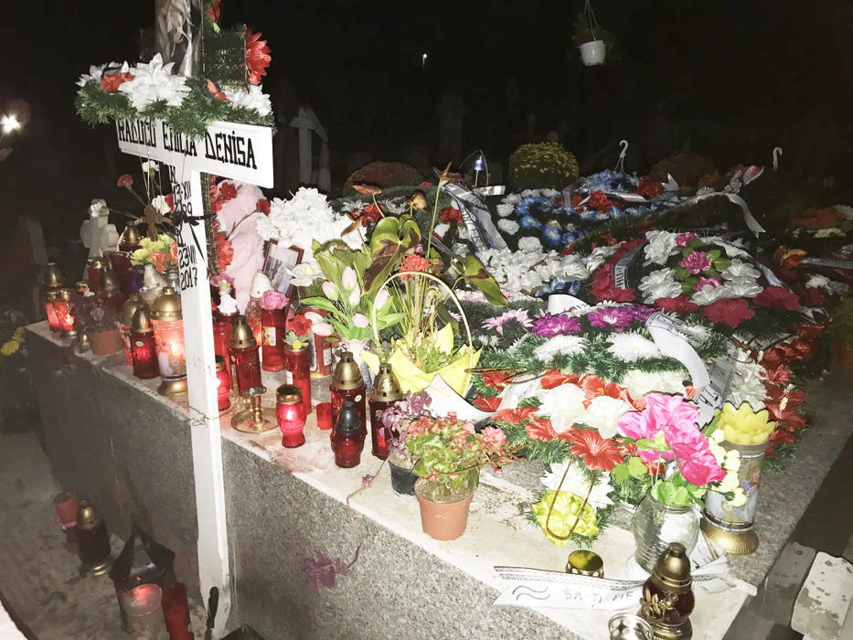 Mormântul Denisei este acoperit de flori şi daruri, chiar şi la două luni de când îndrăgita cântăreaţă s-a stins din viaţă