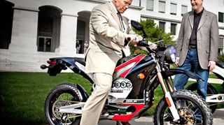 Arnold Schwarzenegger este eco! Conduce motociclete Zero Electric!