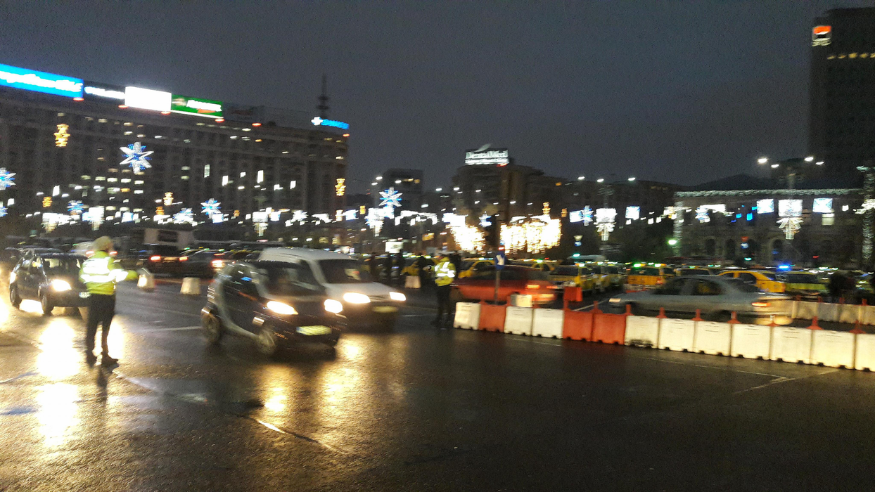 Protest în Capitală! Taximetriştii au blocat Piaţa Victoriei
