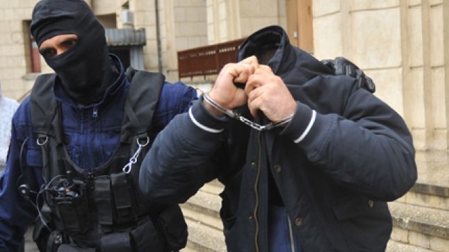 Bacău: Bărbat acuzat că a atacat o fată într-o scară de bloc, prins