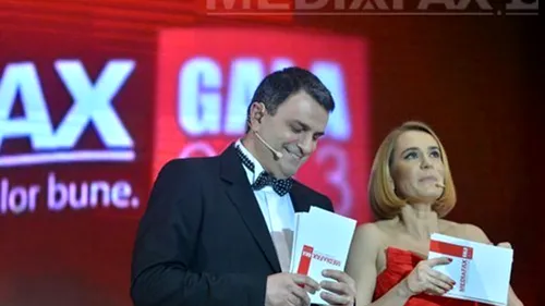 Esca a întors toate privirele la Gala Mediafax! Ştirista a fost superbă într-o rochie roşie, ce-i punea decolteul în evidenţă!