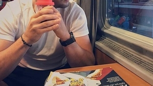 Călătorii aflaţi în Gara de Nord au avut un şoc când l-au văzut urcându-se în tren! A renunţat la maşina de fiţe şi s-a aşezat pe scaunul de la geam