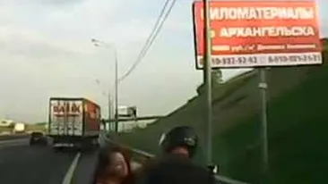 VIDEO Sex LIVE pe autostrada! Incredibil cum motociclistul se lasa atras intre picioarele iubitei! Vezi cum reactioneaza soferii