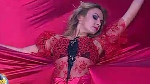 Coregrafie de excepţie în finala de la "Dansez". Roxana Ionescu s-a lăsat pipăită pe sâni de "Fantoma de la Operă"