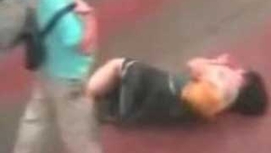 VIDEO INCREDIBIL! Un chinez isi bate sotia in plina strada pana o lasa inconstienta