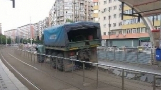 Refugiul staţiei Obor a fost distrusă de un camion care a intrat pe linia de tramvai