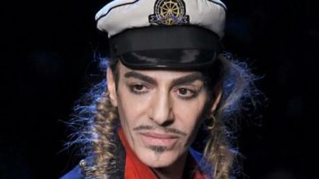 John Galliano, designerul concediat de la casa de modă Dior pentru remărcile sale antisemite, se întoarce în fashion!