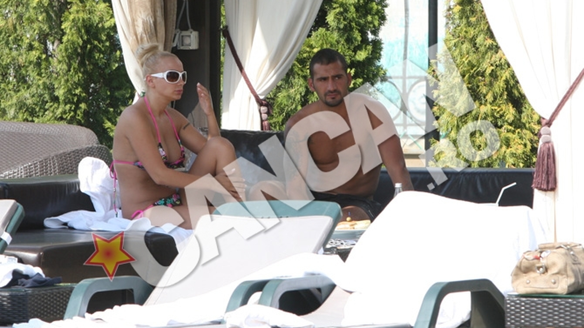 Ce blonda i-a sucit mintile unui fotbalist celebru? Sanii ei siliconati l-au facut sa saliveze ca un adolescent!