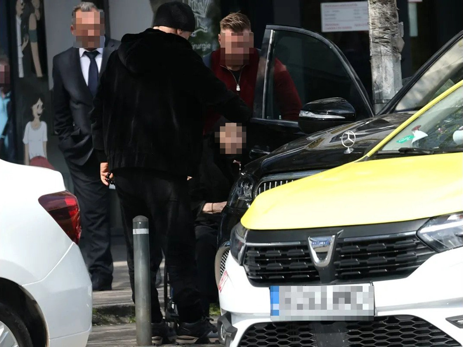 Alexandrina, mama lui Gigi Becali, a ajuns în scaun cu rotile, iar milionarul îi este înger păzitor. Imaginea iubirii fără limite!