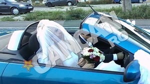Prima imagine cu Lora mireasa! Pazita de 15 gorile de la masina pana la altar