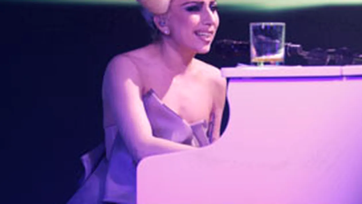 VIDEO Lady Gaga da jumatate de milion de dolari pe un pian