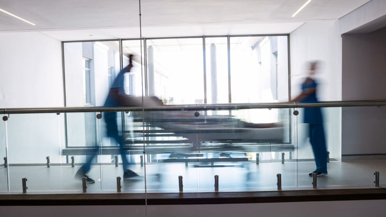 O fetiță de 2 ani a murit în brațele tatălui, la scurt timp după externare! Prima reacție a spitalului