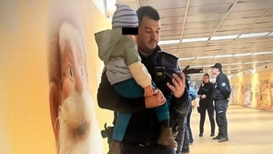 Gestul polițistului Mirel din București s-a viralizat instant! Cum a ajutat un copil de 3 ani, în timp ce mama lui agoniza
