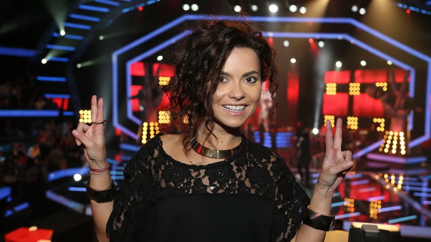 Adio, fite! Inna si-a potolit foamea in culisele de la "Vocea Romaniei". Vezi cum a infulecat un sandvis