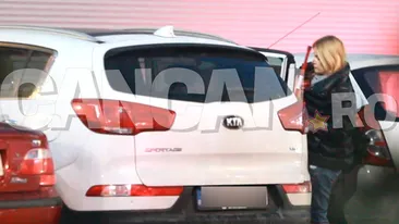 Vedeta Antenei s-a ”metamorfozat” în ajun de Crăciun! Am filmat-o pe Simona Gherghe cu mopul prin parcare! Prezentatoarea TV arată că, dincolo de ”sticlă”, e şi... gospodină iscusită!