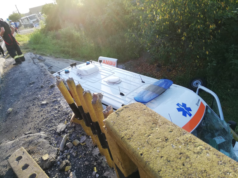 O ambulanță care transporta un pacient cu COVID-19 a fost implicată într-un grav accident în Gorj