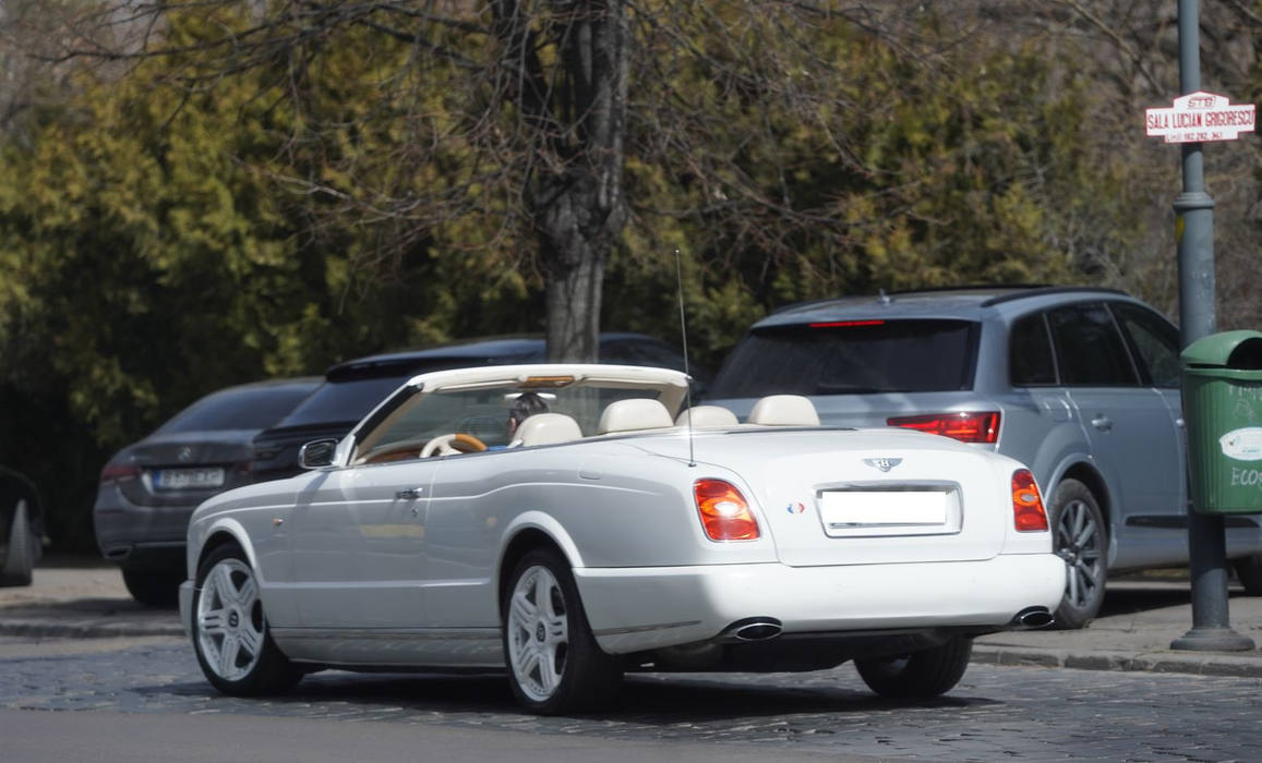 Dan Nicorescu și-a scos pe stradă Bentley-ul decapotabil, odată ce primăvara și-a intrat în drepturi (Foto: CANCAN.RO)