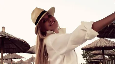 Abia o recunosti! Vica Blochina, complet nemachiata si imbracta sumar, inainte de culcare. Arata ca o pustoaica