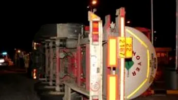 PERICOL  IN BUCURESTI O cisterna cu gaz petrolier lichefiat, rasturnata intr-un accident