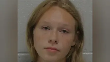 O adolescentă a sunat la poliție după ce sora sa de 6 ani i-a cerut ajutorul. De necrezut ce au găsit polițiștii în casă, când au ajuns