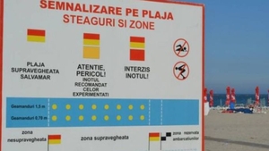 ATENŢIE TURIŞTI! Salvamarii interzic oamenilor să intre în mare din cauza vântului puternic. Care sunt staţiunile vizate?