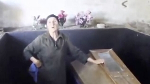 De-a dreptul bizar! Aceasta femeie traieste in casa cu trupul mumificat al fiului sau. Motivul halucinant pentru care de 18 ani refuza sa-l ingroape