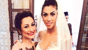 RALUCA PASTRAMĂ s-a fotografiat AŞA, la puţin timp după ce soţul ei s-a afişat alături de altă femeie! Ce comentariu i-a lăsat ANDRA