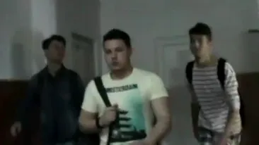 VIDEO Credeai ca la scoala e greu?! Uite cum isi fac de cap trei elevi intr-o zi normala la liceu! Se distreaza pe seama profesorilor si isi dau SMS-uri in timpul orelor!