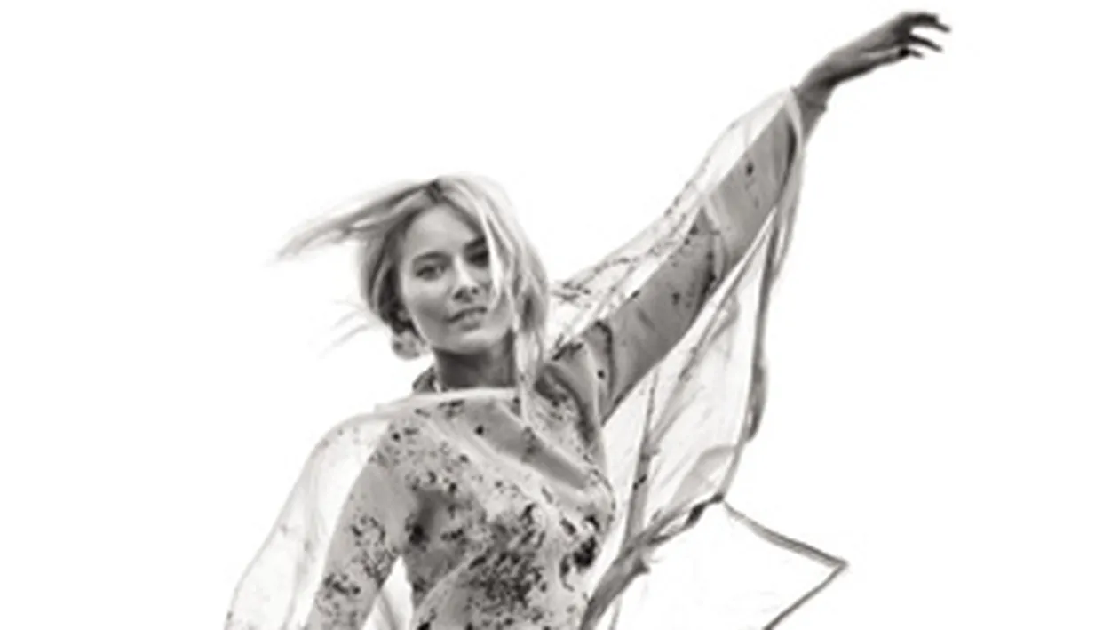 Laura Cosoi sexy si senzuala pe plaja! A pozat ca o balerina