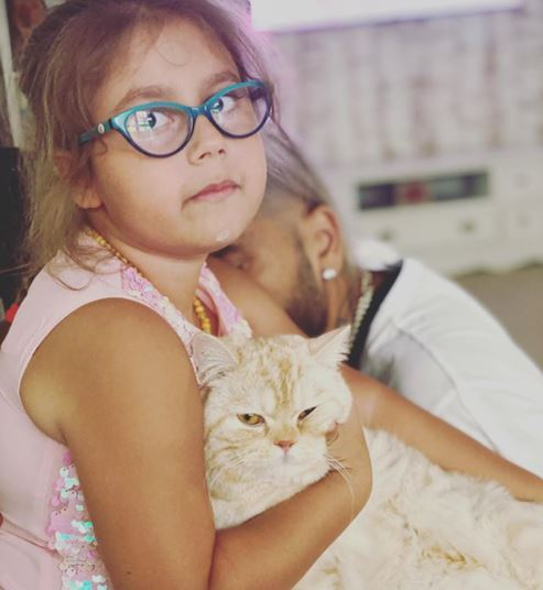 Cu lacrimi în ochi, Misha a făcut un apel disperat pentru găsirea motanului pierdut: “Vă rog din suflet să vă gândiți la Maya, că e un copil care suferă”. Artista și Connect-R oferă o recompensă uriașă