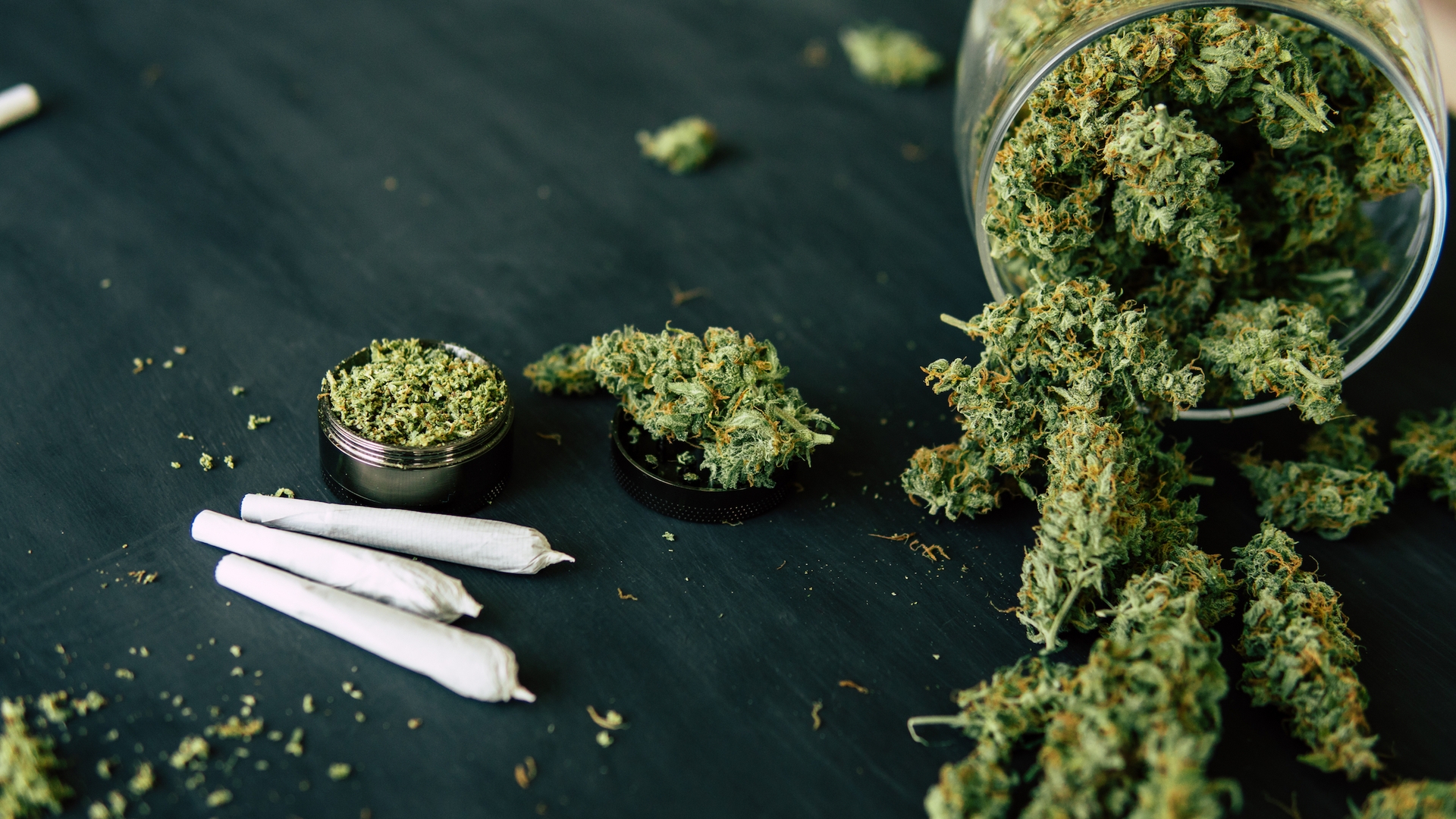 Dealerul de droguri din Iași care le-a tras clapa oamenilor legii: ”Ține-mi și mie cannabisul ăsta, că vine Poliția!”