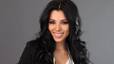 Corina Caragea, aparitie sexy cand impodobeste bradul!