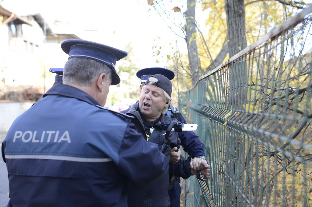 Incident în fața locuinței lui Ion Iliescu. Protestatarul ”Ceaușescu” a fost ridicat de polițiști: ”Trebuia să stai la pușcărie!”