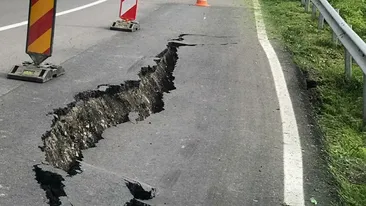S-a surpat o porțiune din drumul național care leagă Târgoviște de Sinaia. Circulație îngreunată spre munte