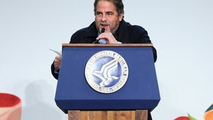 Brett Ratner, regizorul documentarului despre Melania Trump, neagă că ar fi avut legături cu Jeffrey Epstein. Ce arată, însă, imaginile publicate recent