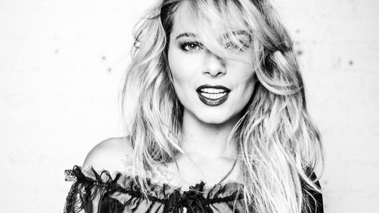 FOTO | Cum arată Laura Cosoi în luna a opta de sarcină. Fanii o acuză că-și editează pozele