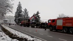 VIDEO | Accident în Argeș! Un TIR încărcat cu lemne s-a răsturnat, a rupt un stâlp și a avariat o conductă de gaze