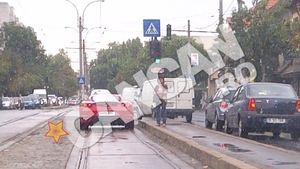 Astepta tramvaiul, dar s-a trezit cu un Ferrari pe sine! O femeie a fost surprinsa in statie de soferul unui bolid rosu