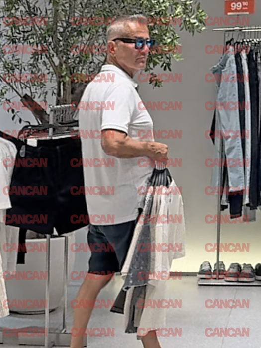 A analizat atent oferta, apoi s-a îndreptat către cabina de probă Foto CANCAN.RO