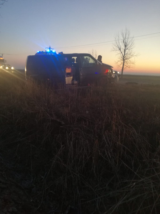 8 oameni și-au văzut moartea cu ochii, după ce mașinile în care erau au fost implicate în două accidente pe un drum din Ialomița, Unul dintre autoturisme s-a răsturnat pe câmp