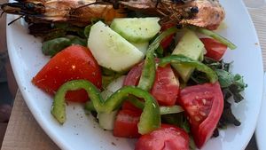 "M-a costat 49 de euro!" Ce a primit o româncă după ce a comandat o porție de creveți la grătar, într-un restaurant din Grecia