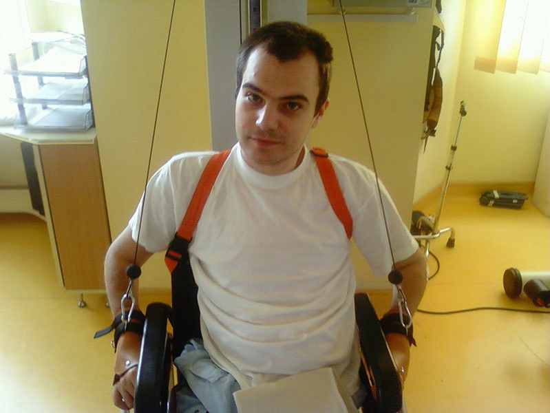 O distracţie banală l-a nenorocit pe viaţă! Răzvan are nevoie de ajutorul nostru: „Cam aşa mi-am petrecut adolescenţa, prin centre de recuperare”