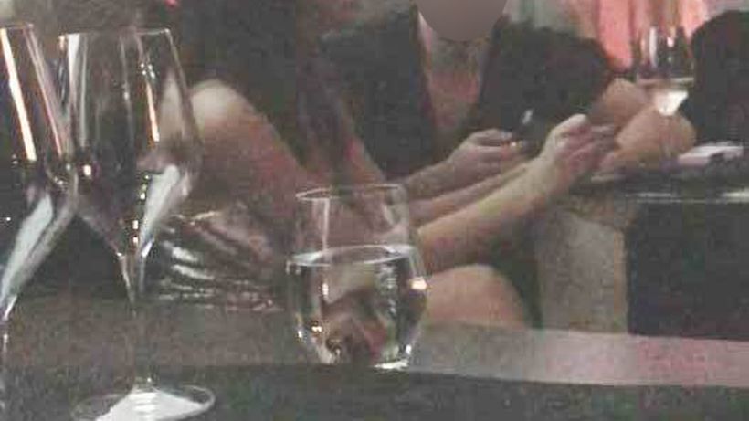 Imagini interzise minorilor! Fosta ”bombă sexy” a lui Dorian Popa, pipăită pe posterior de un puşti talentat!