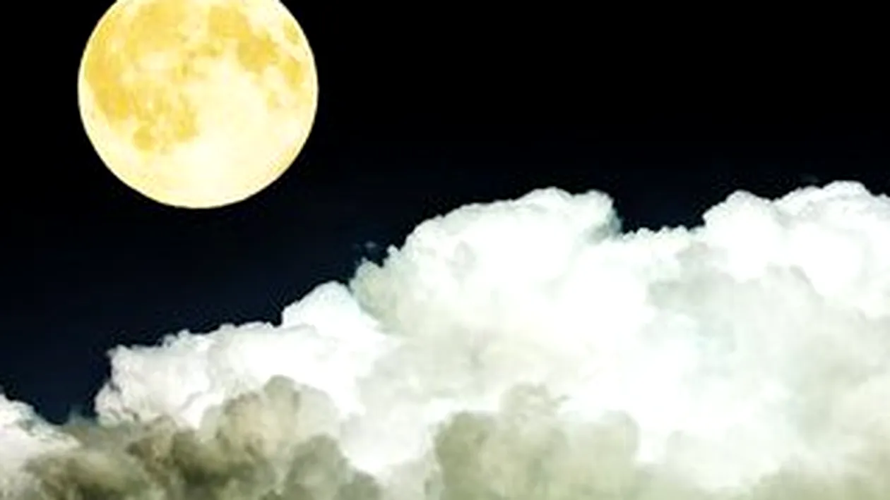 Luna miroase a praf de pusca