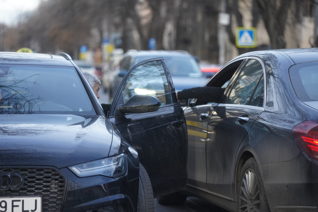Dan Diaconescu îi predă niște acte partenerului