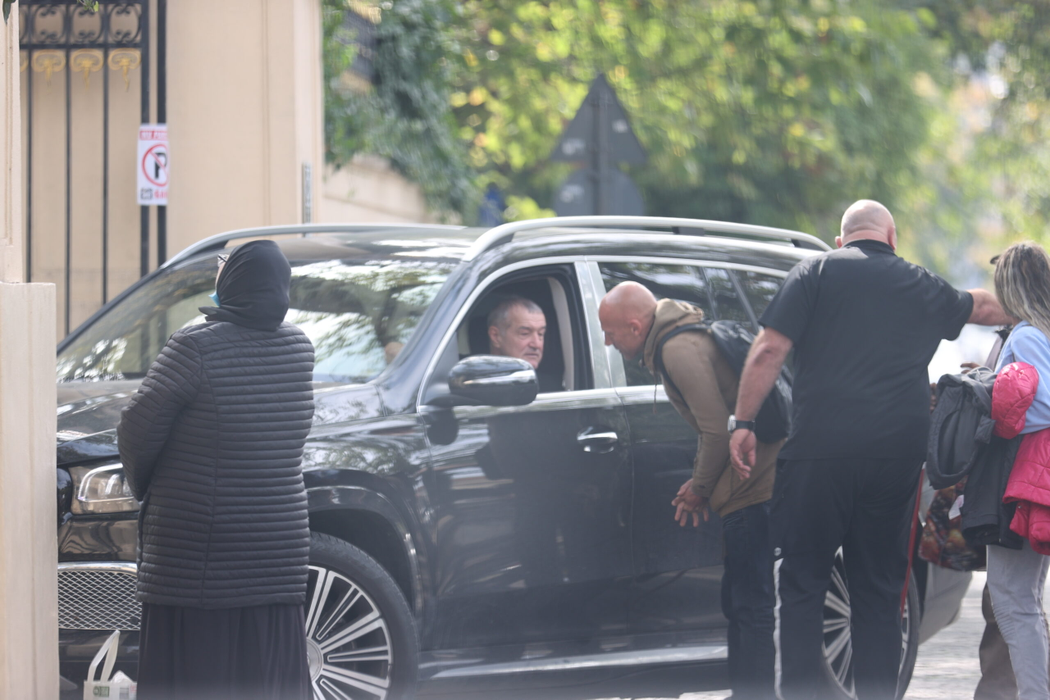 Gigi Becali a fost așteptat la poarta casei de mai mulți oameni cu probleme și cărora le-a dat bani (Foto: CANCAN.RO)