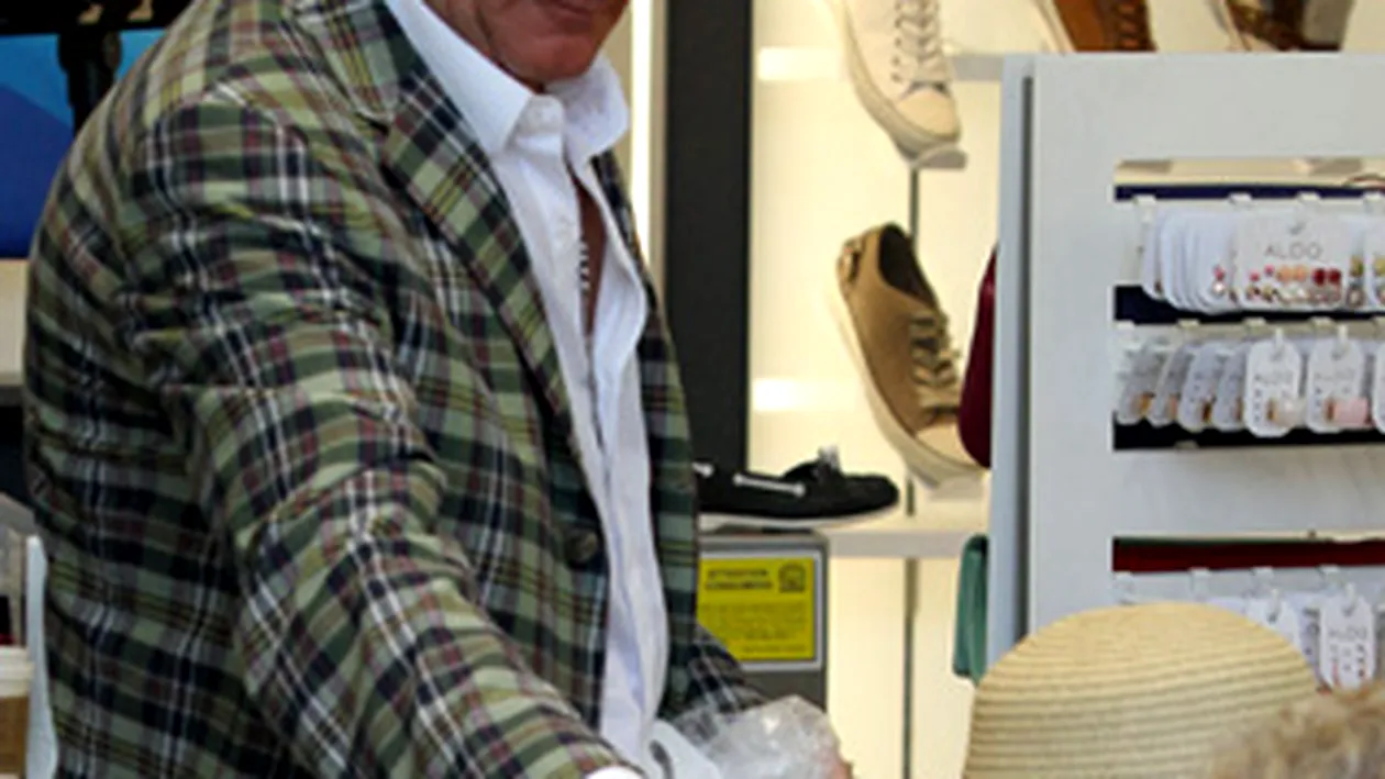 Rod Stewart si-a scos rudele la shopping, in Beverly Hills! Si-a ajutat familia sa-si aleaga pantofii si palariile potrivite!