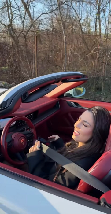 Mira şi-a făcut cadou un bolid de lux. Foto: Instagram