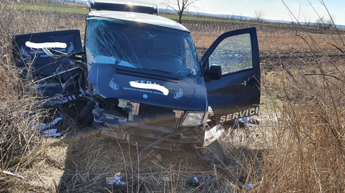 Un dric ce transporta o persoană decedată, printre maşinile implicate în accidentul de la Osica de Sus. FOTO&VIDEO